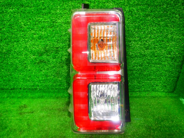 【中古】中古部品 ウェイク LA700S 左ﾃｰﾙﾗﾝﾌﾟ 【3340140100-000025288115600】