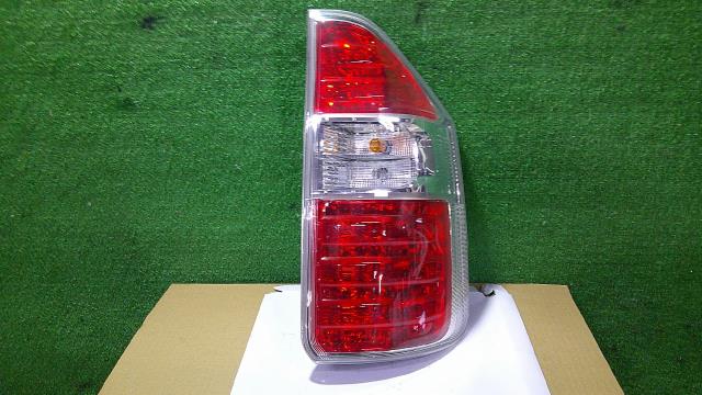 【中古】中古部品 ノア ZRR70G 右テールランプ 【3500080000-251105000115500】