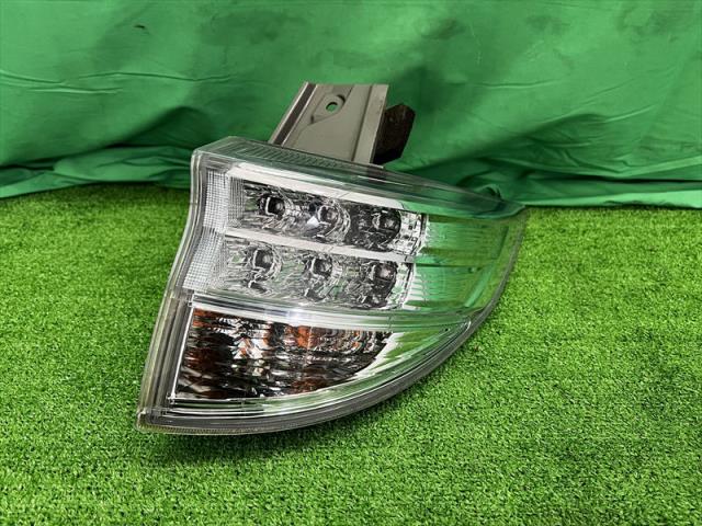 【中古】中古部品 エスティマ AHR20W 右ﾃｰﾙﾗﾝﾌﾟ 【3330240100-002025629215500】