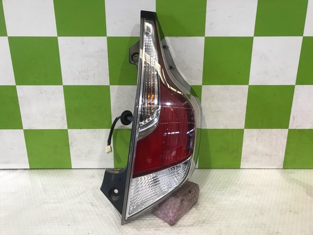 【中古】中古部品 アクア NHP10 右ﾃｰﾙﾗﾝﾌﾟ 【3330530100-000005458115500】