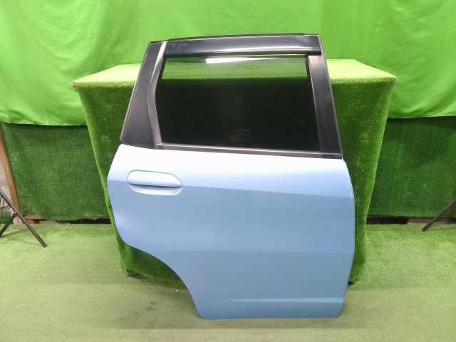 【中古】中古部品 フィット GP1 右ﾘｱﾄﾞｱ 【3310200100-000022413313300】
