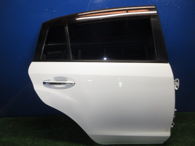 【中古】中古部品 ＸＶ GPE 右ﾘｱﾄﾞｱ 【3310270100-000015111913300】