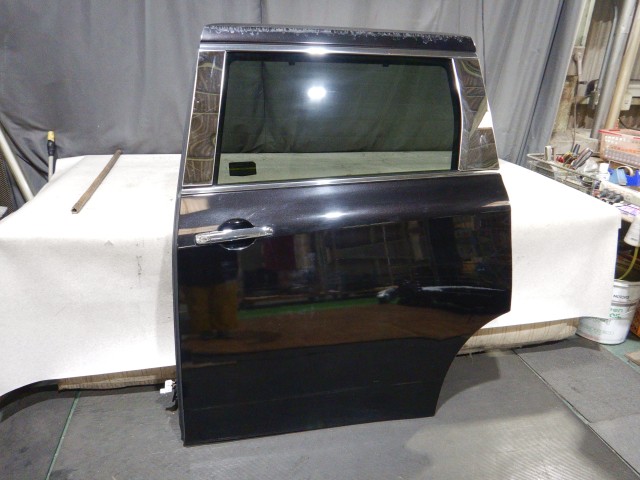 【中古】中古部品 エルグランド TE52 左ﾘｱﾄﾞｱ 【3330810100-251127000113400】