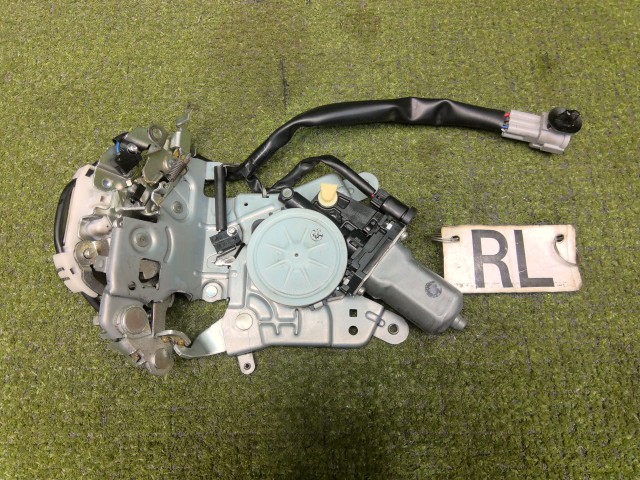 【中古】中古部品 NV350キャラバン VW2E26 左ﾘｱｸﾛｰｻﾞｰﾄﾞｱﾓｰﾀｰ 【3330200100-252092000066130】