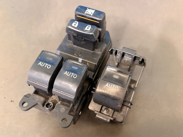 【中古】中古部品 ｉＱ KGJ10 ﾊﾟﾜｰｳｲﾝﾄﾞｳｽｲｯﾁ 【3330530100-000005458261900】