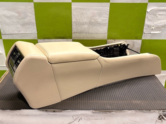 【中古】中古部品 レクサス LS UVF45 ｺﾝｿｰﾙﾎﾞｯｸｽ 【3330530100-000005460677100】