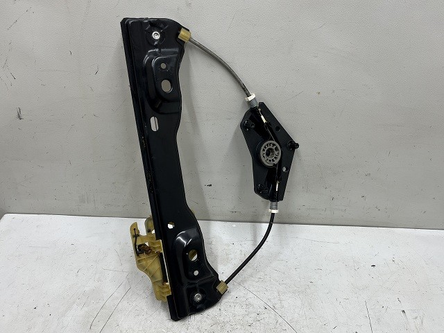 【中古】中古部品 ジープ グランドチェロキー WK36 左ﾘｱﾄﾞｱﾚｷﾞｭﾚｰﾀ･ﾓｰﾀｰ 【3310070100-000090773313421】
