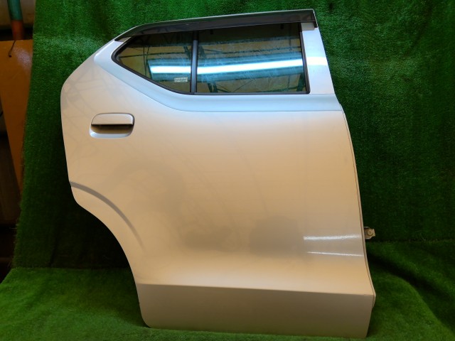 【中古】中古部品 キャロル HB36S 右ﾘｱﾄﾞｱ 【3260240000-251128000213300】