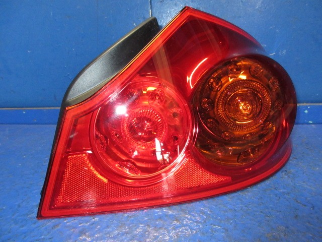 【中古】中古部品 スカイライン V36 右テールランプ 【3310270100-000015107215500】