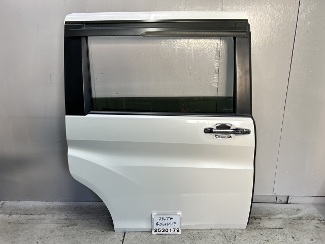 【中古】中古部品 ステップワゴン RP1 右ﾘｱﾄﾞｱ 【3330991100-000253017913300】 85,250円