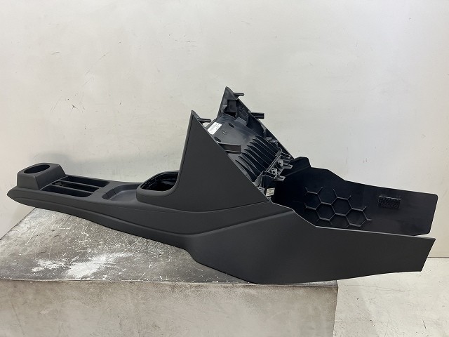 【中古】中古部品 VW ポロ 6RCJZ ｺﾝｿｰﾙﾎﾞｯｸｽ 【3310070100-0000Y0774177100】