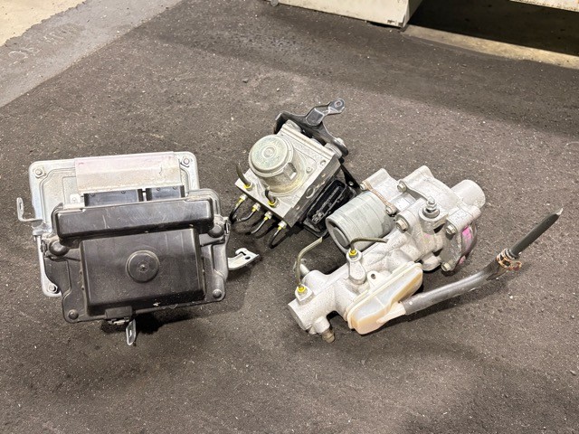 【中古】中古部品 フリード＋ GB7 ABSｱｸﾁｭｴｰﾀｰ 【3330530100-000005464142500】