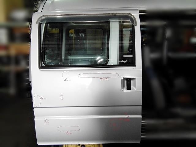 【中古】中古部品 サンバー TV1 右ﾘｱﾄﾞｱ 【3310050100-250802000113300】