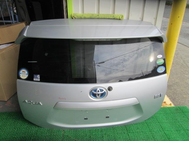 【中古】中古部品 アクア NHP10 ﾊﾞｯｸﾄﾞｱ 【3310190100-000255007615800】