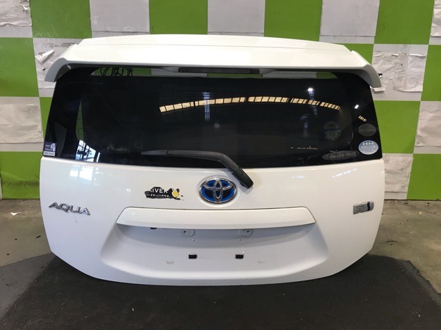 【中古】中古部品 アクア NHP10 ﾊﾞｯｸﾄﾞｱ 【3330530100-000005465515800】｜e-cleマート