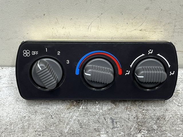 【中古】中古部品 GMC GMT800 A/Cｽｲｯﾁﾊﾟﾈﾙ 【3310070100-0000Y0766060901】