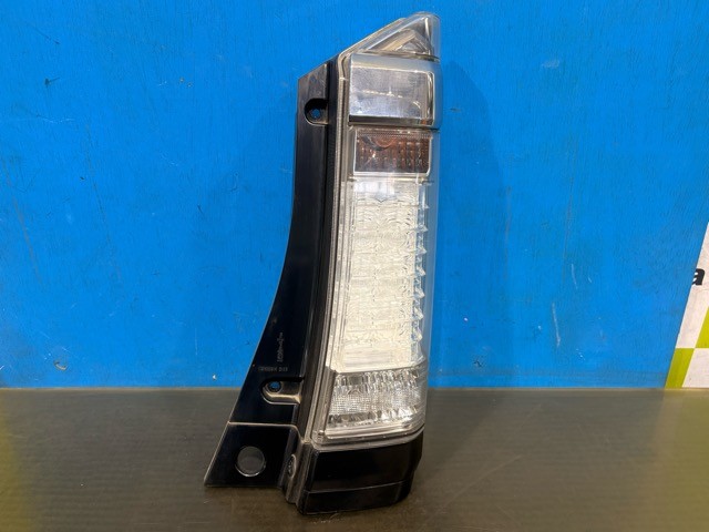 【中古】中古部品 Ｎ－ＢＯＸ JF1 右ﾃｰﾙﾗﾝﾌﾟ 【3330530100-000005465815500】