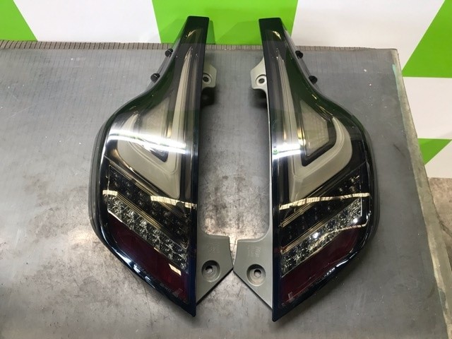 【中古】中古部品 アクア NHP10 右ﾃｰﾙﾗﾝﾌﾟ 【3330530100-000005471615500】