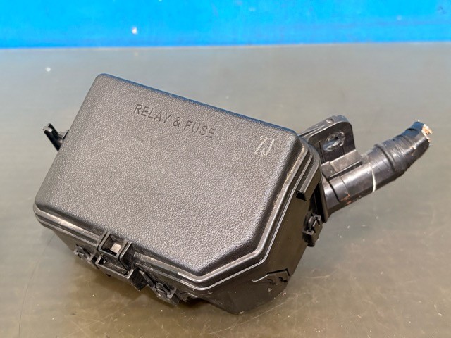 【中古】中古部品 シエンタ NSP172G ﾋｭｰｽﾞﾎﾞｯｸｽ 【3330530100-000005476967800】