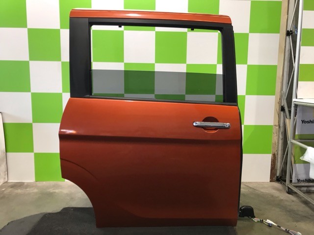 【中古】中古部品 セレナ HC27 右リアドア 【3330530100-000005477713300】|e-cleマート
