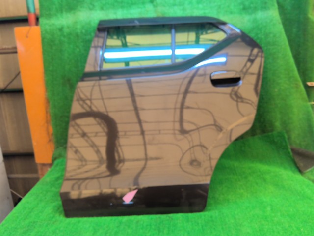 【中古】中古部品 キャロル HB36S 左ﾘｱﾄﾞｱ 【3260240000-251210000213400】