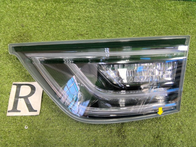 【中古】中古部品 ハリアー ZSU60W 右ﾌｨﾆｯｼｬｰﾊﾟﾈﾙ 【3330200100-242895000015210】