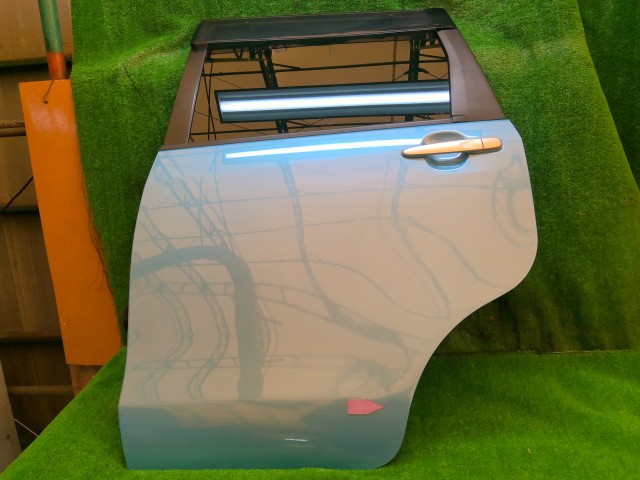 【中古】中古部品 ステラ LA100F 左ﾘｱﾄﾞｱ 【3260240000-251211000413400】