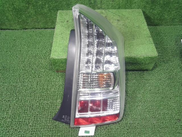 【中古】中古部品 プリウス ZVW30 右ﾃｰﾙﾗﾝﾌﾟ 【3330900100-000025116115500】