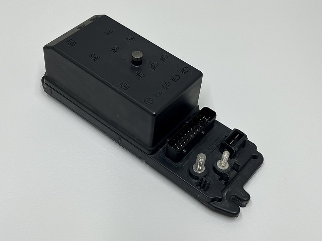 【中古】中古部品 マセラッティ QP6 ﾋｭｰｽﾞﾎﾞｯｸｽ 【3310070100-000173032067800】 25,641円