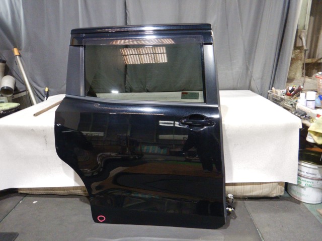 【中古】中古部品 ヴォクシー ZWR80G 右ﾘｱﾄﾞｱ 【3330810100-251217000313300】