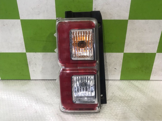 【中古】中古部品 ウェイク LA700S 左ﾃｰﾙﾗﾝﾌﾟ 【3330530100-000005486415600】