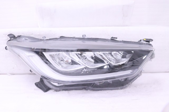 【中古】中古部品 ヤリス MXPA10 右ﾍｯﾄﾞﾗﾝﾌﾟ 【3260520000-251223503410800】