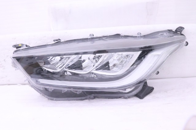 【中古】中古部品 ヤリス MXPA10 左ﾍｯﾄﾞﾗﾝﾌﾟ 【3260520000-251223502810900】｜e-cleマート