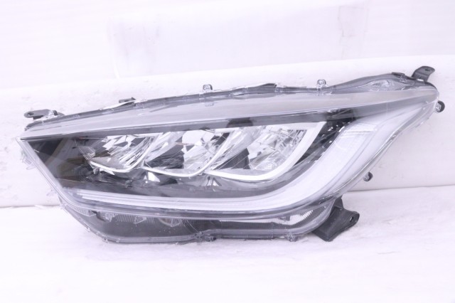 【中古】中古部品 ヤリス MXPA10 左ﾍｯﾄﾞﾗﾝﾌﾟ 【3260520000-251223502210900】