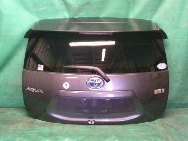 【中古】中古部品 アクア NHP10 ﾊﾞｯｸﾄﾞｱ 【3330990500-251222000215800】