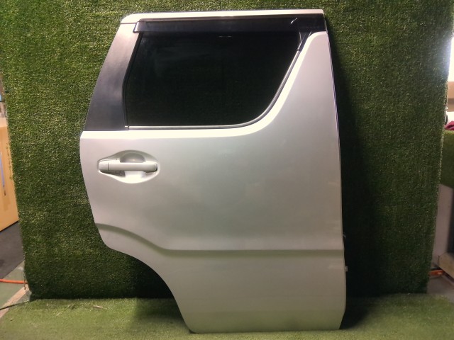 【中古】中古部品 ワゴンＲ MH35S 右ﾘｱﾄﾞｱ 【3260460000-251224000213300】