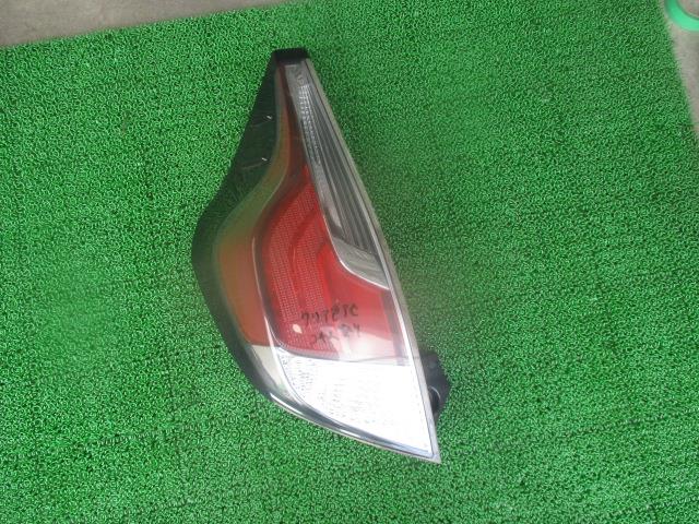 【中古】中古部品 アクア NHP10 左ﾃｰﾙﾗﾝﾌﾟ 【3310190100-000255011015600】