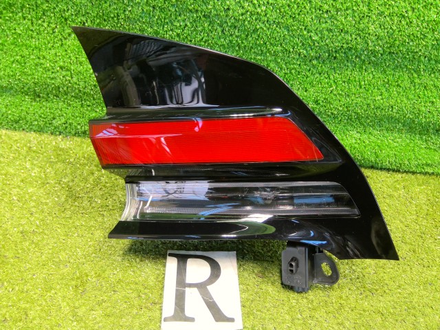 【中古】中古部品 プリウス MXWH60 右ﾃｰﾙﾗﾝﾌﾟ 【3330200100-252107000015500】