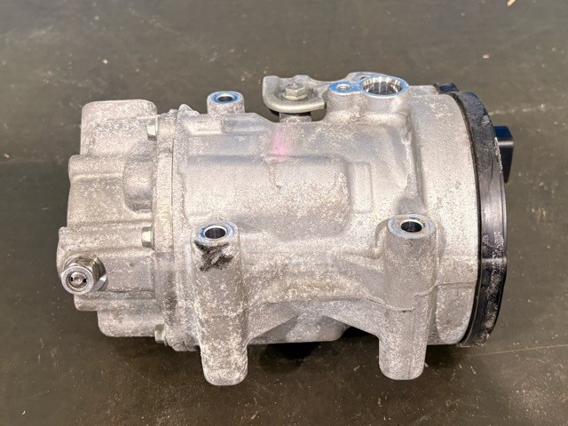 【中古】中古部品 プリウス ZVW51 A/Cｺﾝﾌﾟﾚｯｻｰ 【3330530100-000005487460700】