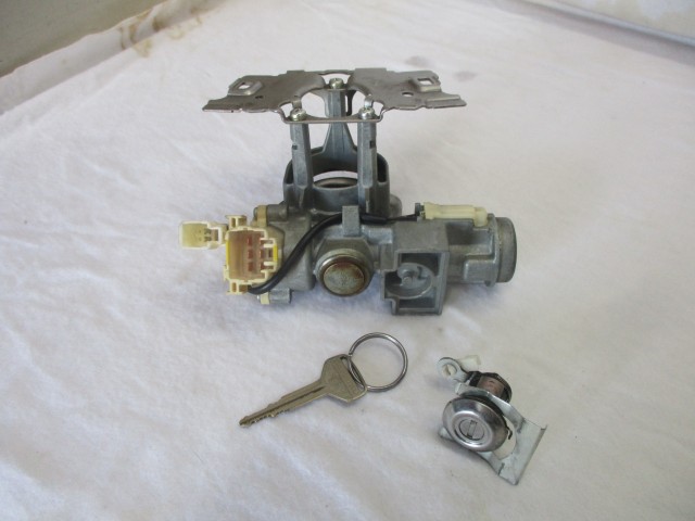 【中古】中古部品 エッセ L235S ｲｸﾞﾆｯｼｮﾝｽｲｯﾁ・ｷｰｼﾘﾝﾀﾞｰ 【3540020100-000006071968650】