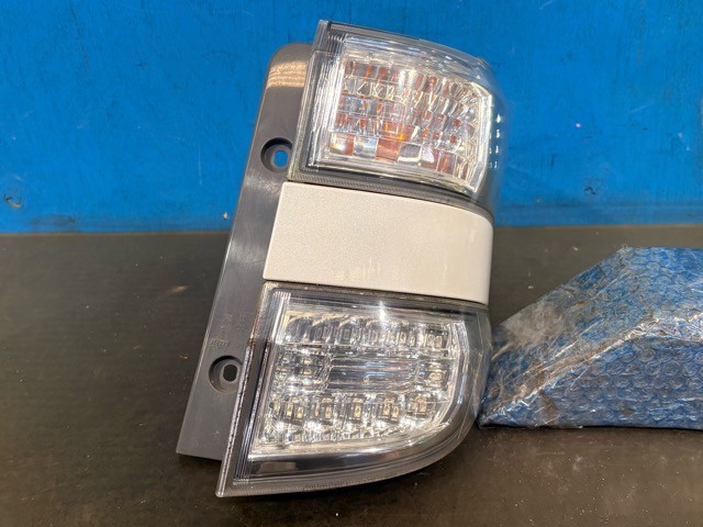 【中古】中古部品 ヴェルファイア ANH20W 右ﾃｰﾙﾗﾝﾌﾟ 【3330530100-000005491715500】