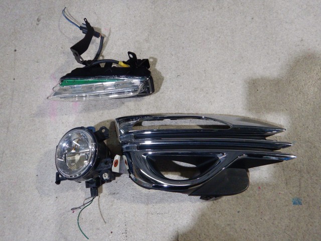 【中古】中古部品 フーガ HY51 右ﾌｫｸﾞﾗﾝﾌﾟ 【3330810100-251226000210850】