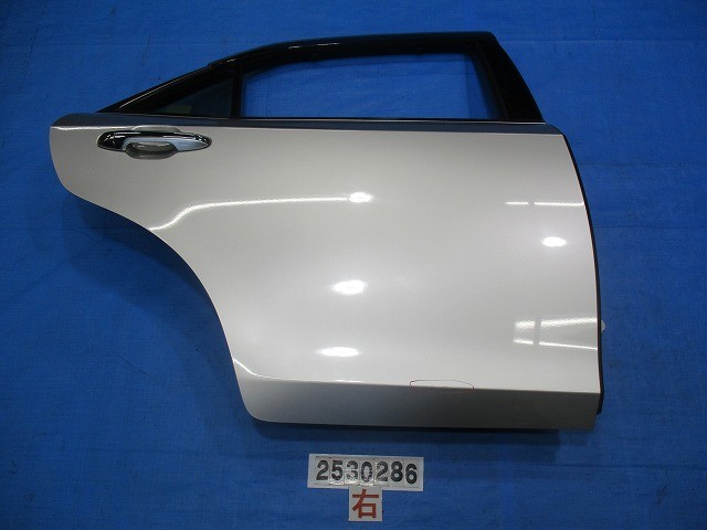 【中古】中古部品 クラウン AWS210 右ﾘｱﾄﾞｱ 【3310040100-000253028613300】