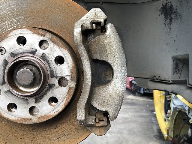 【中古】中古部品 VW ゴルフヴァリアント AUCJZ 右ﾌﾛﾝﾄｷｬﾘﾊﾟｰ 【3310070100-0000Y0772744330】