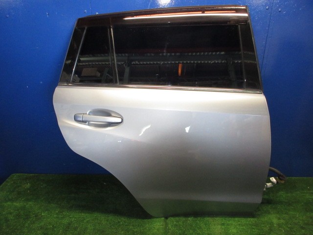 【中古】中古部品 レヴォーグ VM4 右ﾘｱﾄﾞｱ 【3310270100-000015166813300】