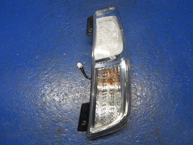 【中古】中古部品 ｅＫスペース B11A 右ﾃｰﾙﾗﾝﾌﾟ 【3310270100-000015161015500】