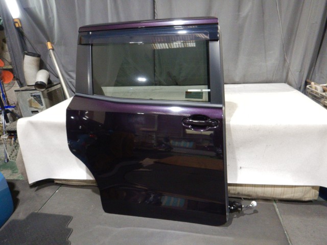 【中古】中古部品 ノア ZRR80G 右ﾘｱﾄﾞｱ 【3330810100-260106000413300】