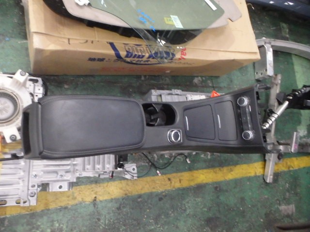 【中古】中古部品 ベンツ Bクラス 246242 ｺﾝｿｰﾙﾎﾞｯｸｽ 【3331010800-000023891277100】｜e-cleマート