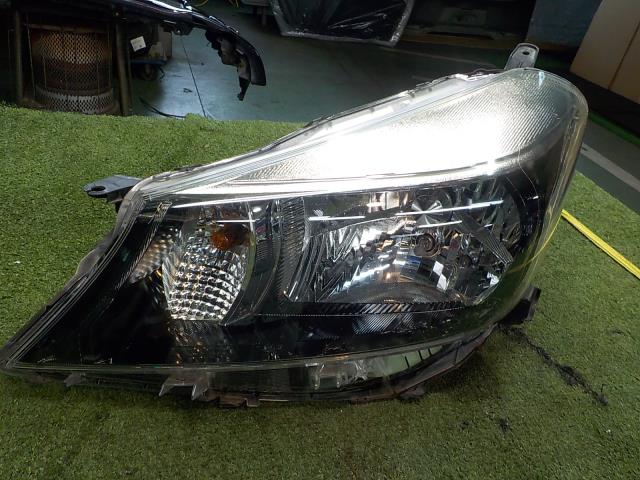 【中古】中古部品 ヴィッツ NCP131 左ﾍｯﾄﾞﾗﾝﾌﾟ 【3260200000-251225000110900】