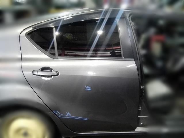 【中古】中古部品 アクア NHP10 右ﾘｱﾄﾞｱ 【3310050100-251015000213300】